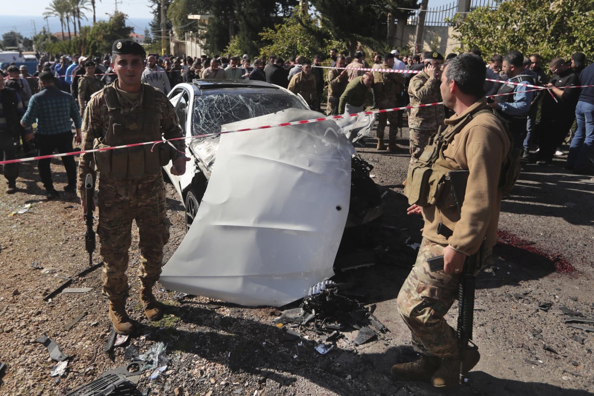 L’auto distrutta ieri da un drone a Jadra foto Ap/Mohammed Zaatari