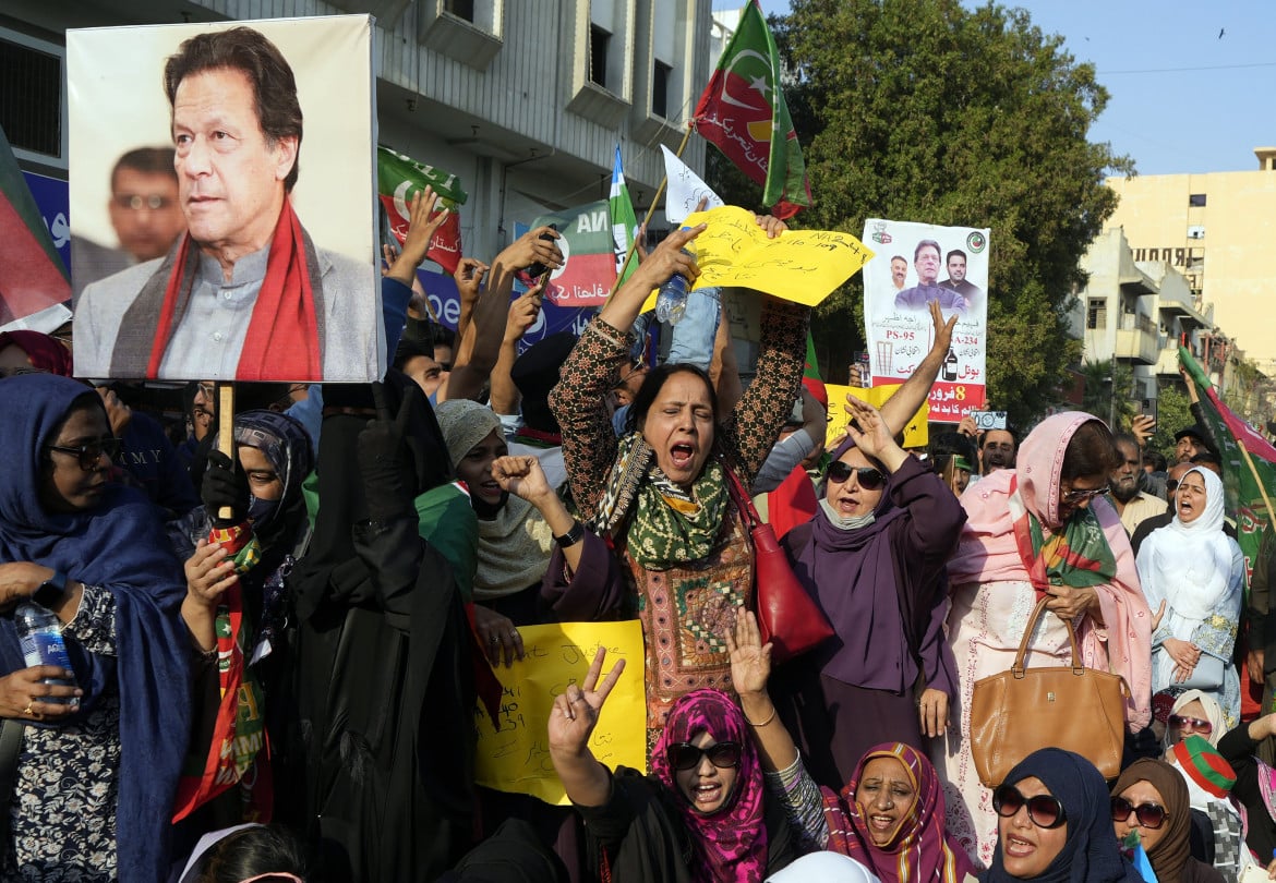 Pakistan, Imran Khan e Nawaz Sharif rivendicano la vittoria