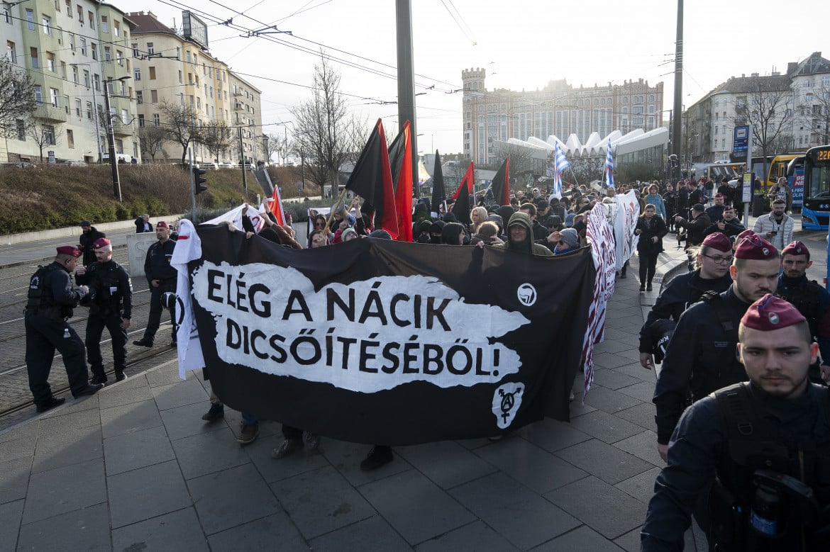 Neonazisti in maschera, scampagnata su Budapest