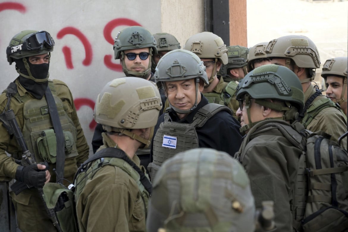 Benyamin Netanyahu tra i soldati di stanza a Gaza foto Ap