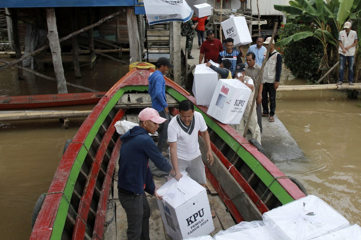 La consegna del materiale elettorale in un seggio di Pemulutan, a Sumatra (Indonesia) foto Ap