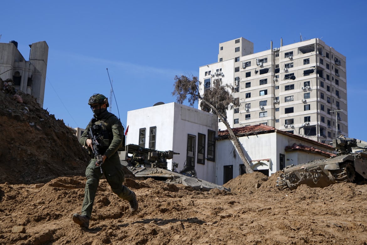 Un soldato israeliano nella Striscia di Gaza foto Ap /Ariel Schalit