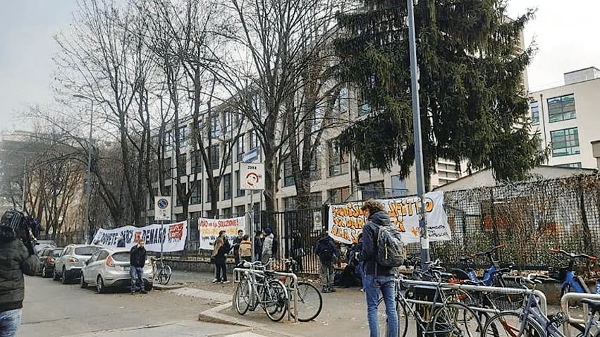 L'occupazione al liceo Severi di Milano, foto LaPresse