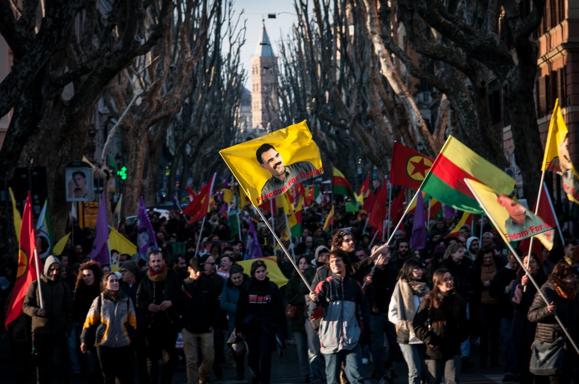 La manifestazione per Abdullah Ocalan nel febbraio 2023 a Roma foto Getty Images/Andrea Ronchini