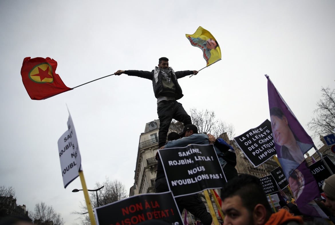 Corteo per la libertà di Ocalan a Parigi foto Ap