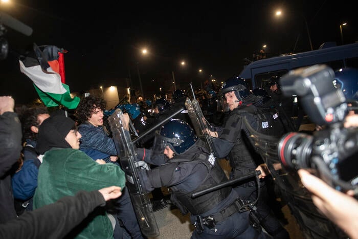 Proteste alla sede Rai di Bologna, la polizia usa i manganelli