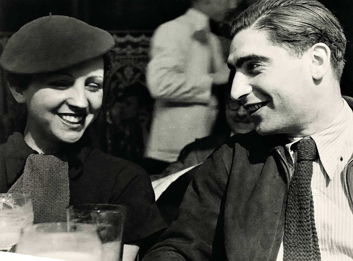 Gerda Taro e Robert Capa al Café du Dome, Parigi, 1936 (foto Fred Stein) © International Center of Photography
