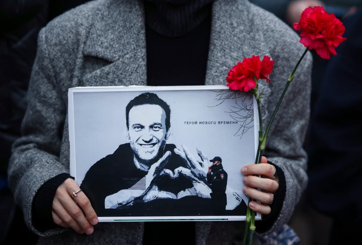 Un dimostrante ieri con la foto di Navalny davanti all’ambasciata russa di Berlino