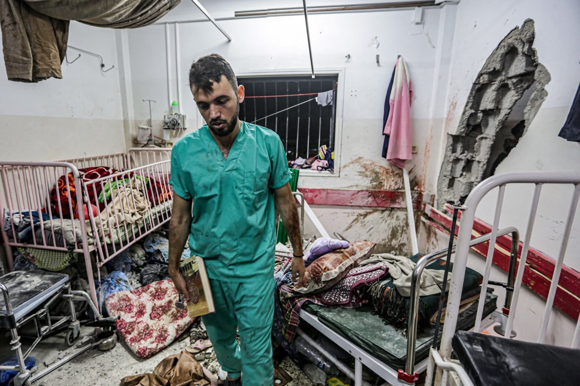 Un medico al Nasser Hospital di Khan Yunis prima dell’invasione dell’esercito foto Getty Images