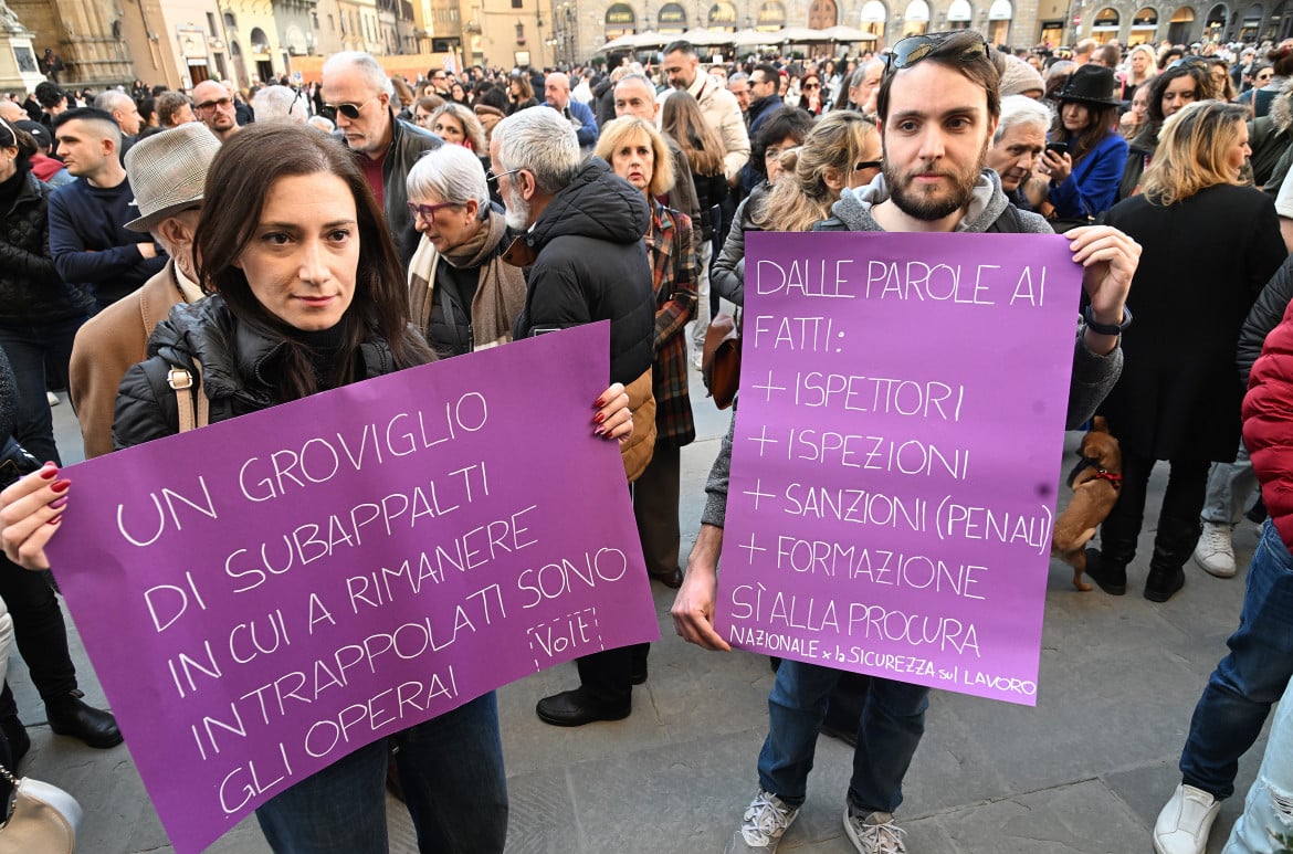 Protesta durante il minuto di silenzio a Firenze, foto di Aleandro Biagianti