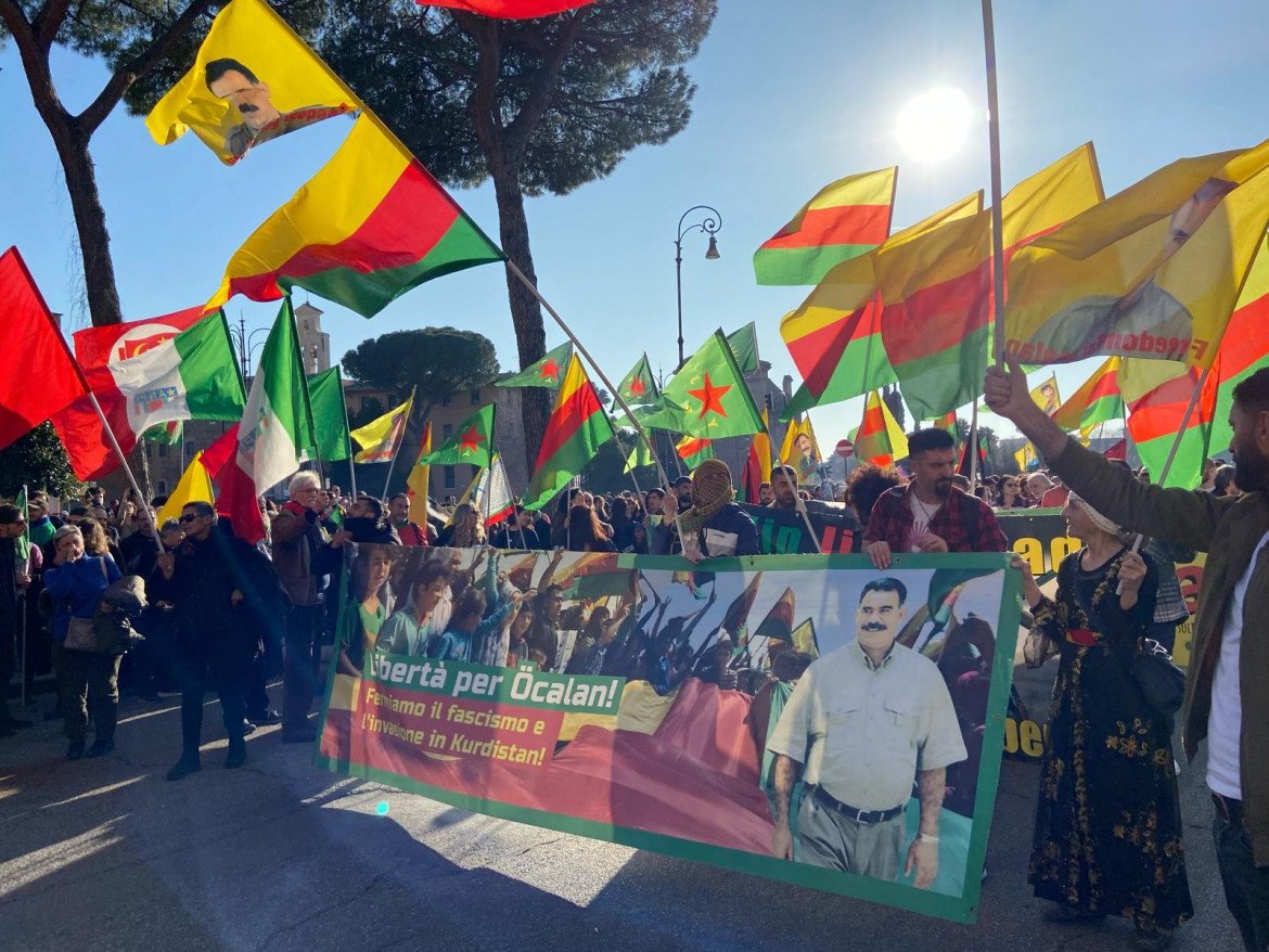 foto del corteo di Roma per la liberazione di Abdullah Ocalan