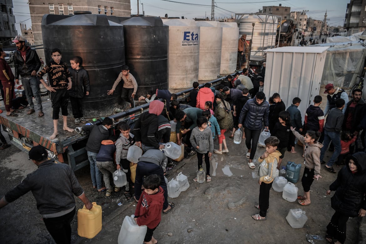 In fila per una bottiglia d’acqua a Rafah, foto Getty Images