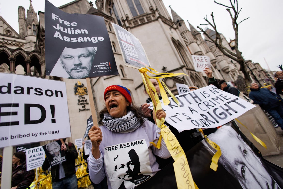 Protesta davanti alla Royal Courts of Justice prima dell'udienza di appello per l'estradizione di Julian Assange a Londra foto Ansa