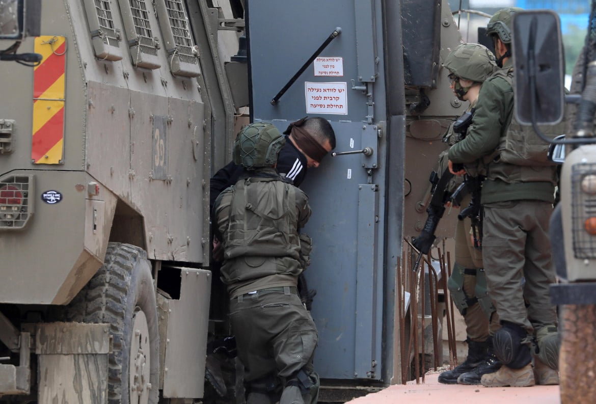 Un palestinese arrestato a Tulkarem foto Epa/Alaa Badarneh