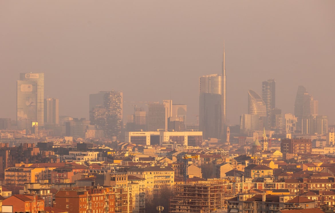 Lo skyline della città attraverso una coltre di smog ieri a Milano foto di Stefano Porta/LaPresse