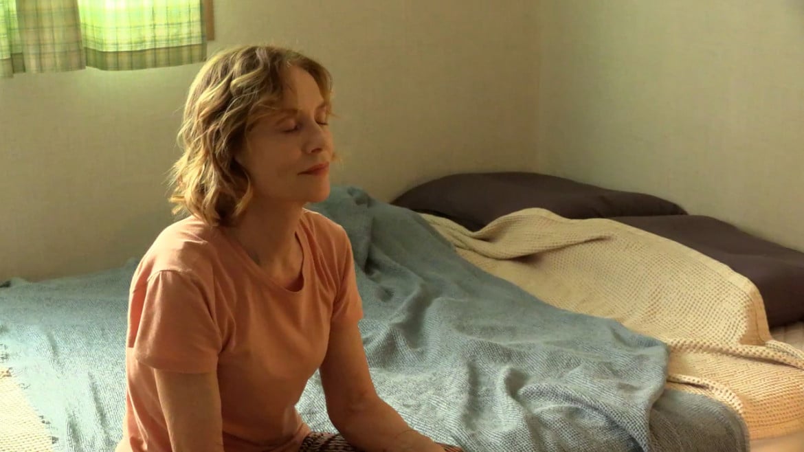Isabelle Huppert in una scena di "A Traveler's Needs"