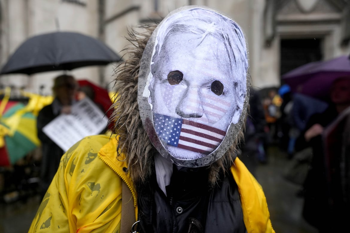 Un manifestante per la libertà di Assange ieri a Londra (Foto Ap/Alastair Grant)