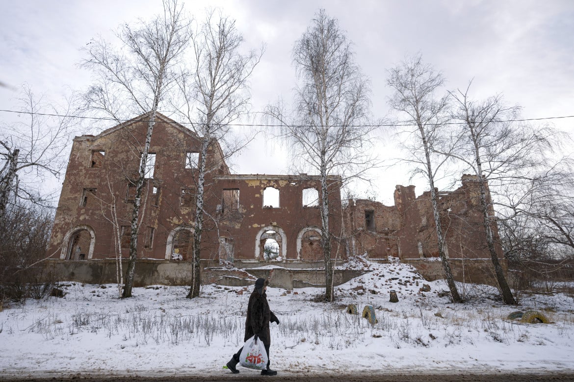 Slovyansk, una donna davanti a un edificio distrutto durante il conflitto del 2014