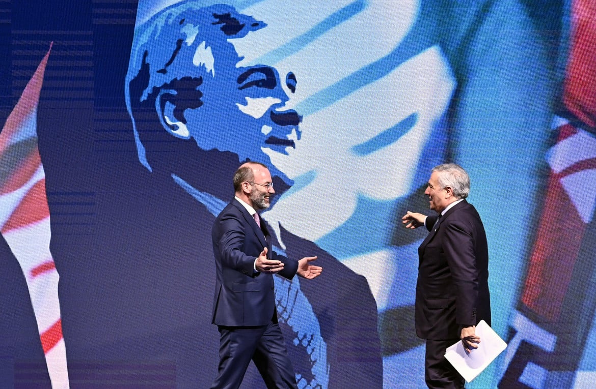 Il presidente del Ppe Manfred Weber e Antonio Tajani al congresso di Forza Italia foto Ansa