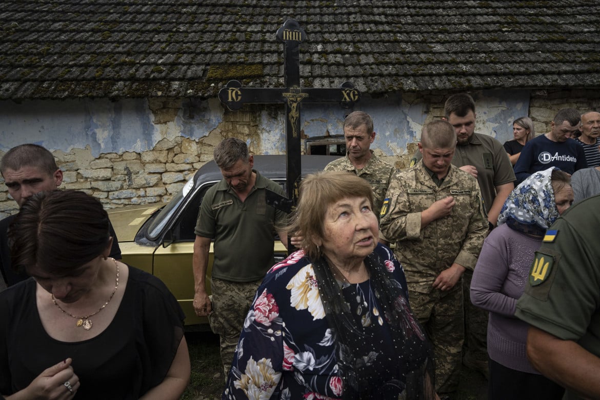 I funerali di un soldato ucraino ucciso nel Donbass foto Ap