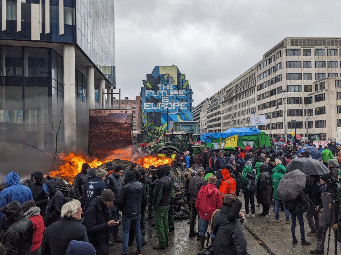 I trattori all’assalto di Bruxelles: l’Europa cede alla rabbia