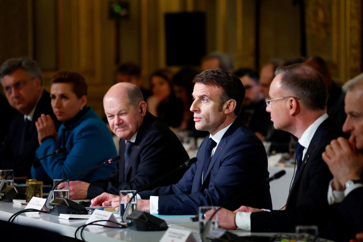Il presidente francese Macron con il cancelliere Scholz lunedì sera a Parigi foto Epa/Gonzalo Fuentes