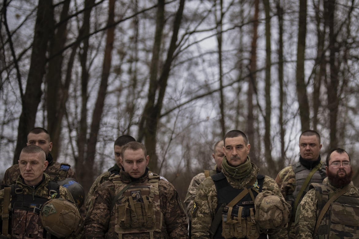 Soldati ucraini nella zona di Kharkiv foto Ap/Vadim Ghirda