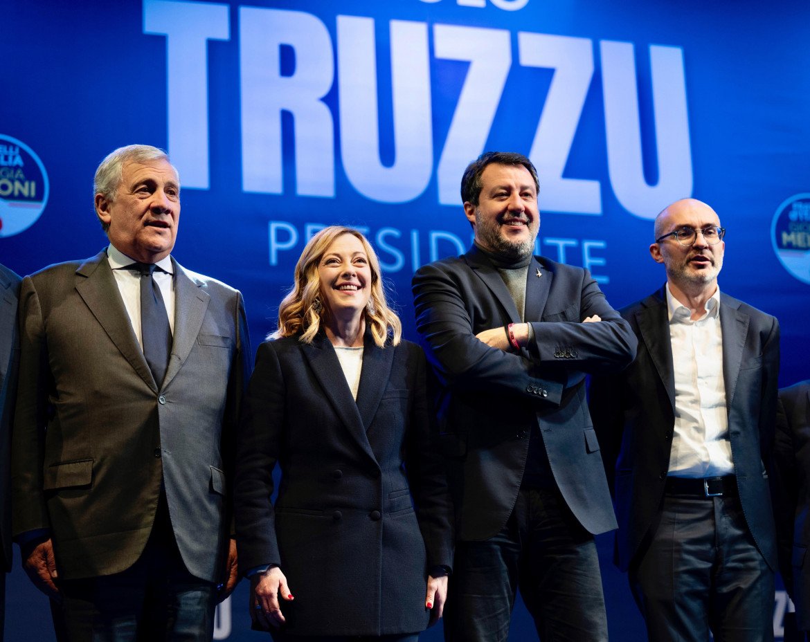 Giorgia Meloni con Matteo Salvini e Antonio Tajani a Cagliari foto Ansa
