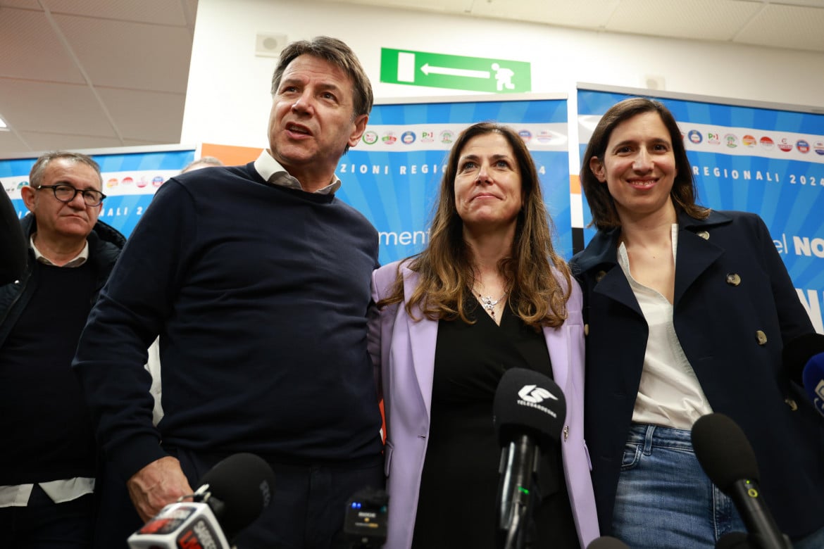 Giuseppe Conte, Alessandra Todde e Elly Schlein alla conferenza stampa dopo la vittoria di Todde in Sardegna foto Ansa