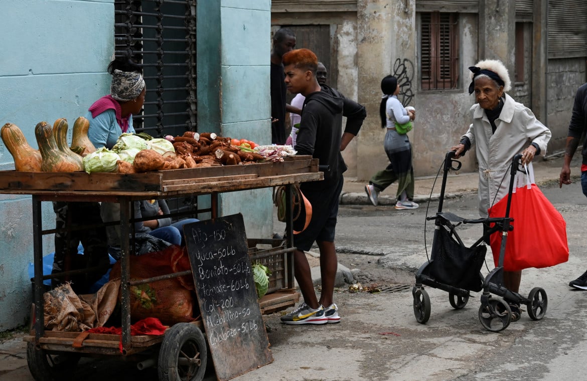 Una venditrice ambulante di frutta e verdura a L’Avana foto Getty Images/Yamil Lage