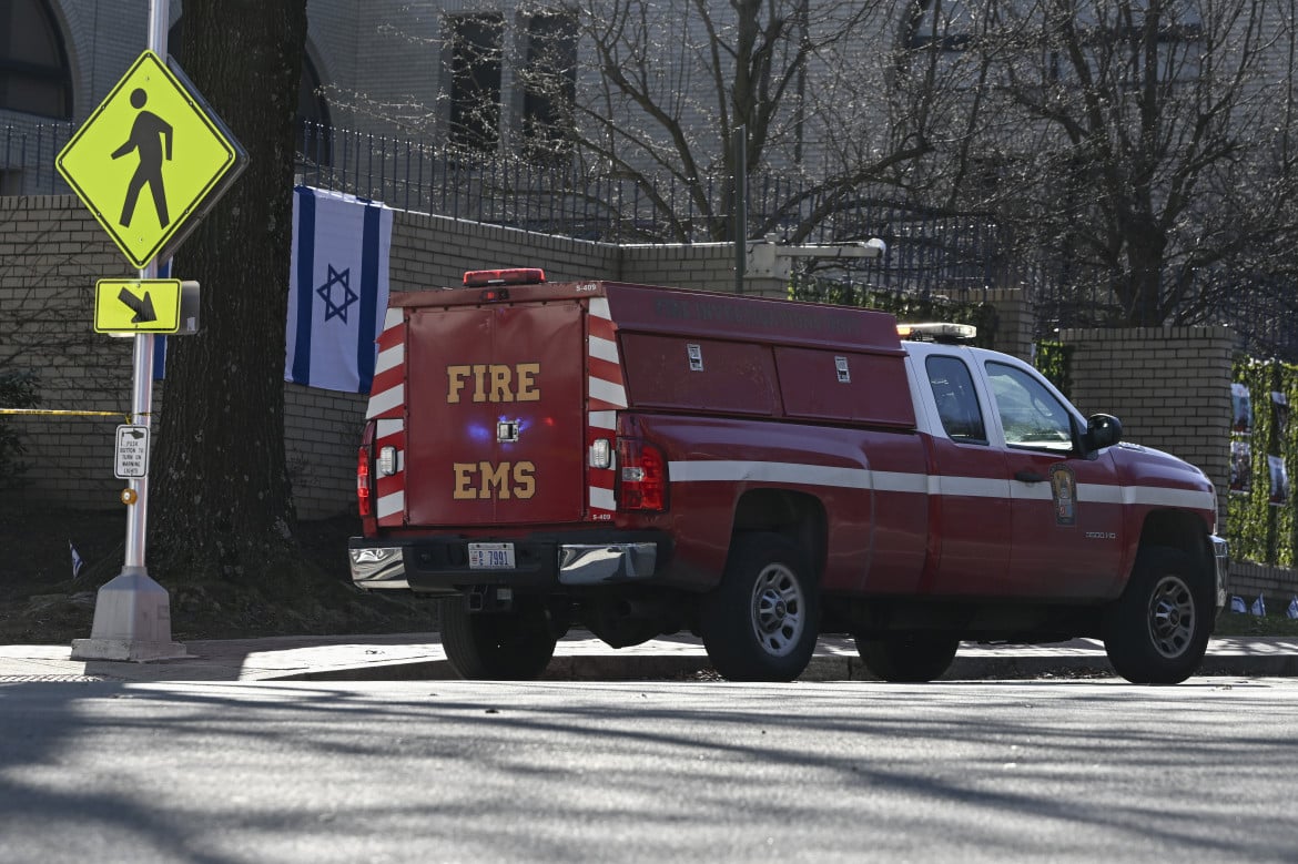 Aaron Bushnell, un soldato americano, si dà fuoco fuori dall'ambasciata israeliana a Washington