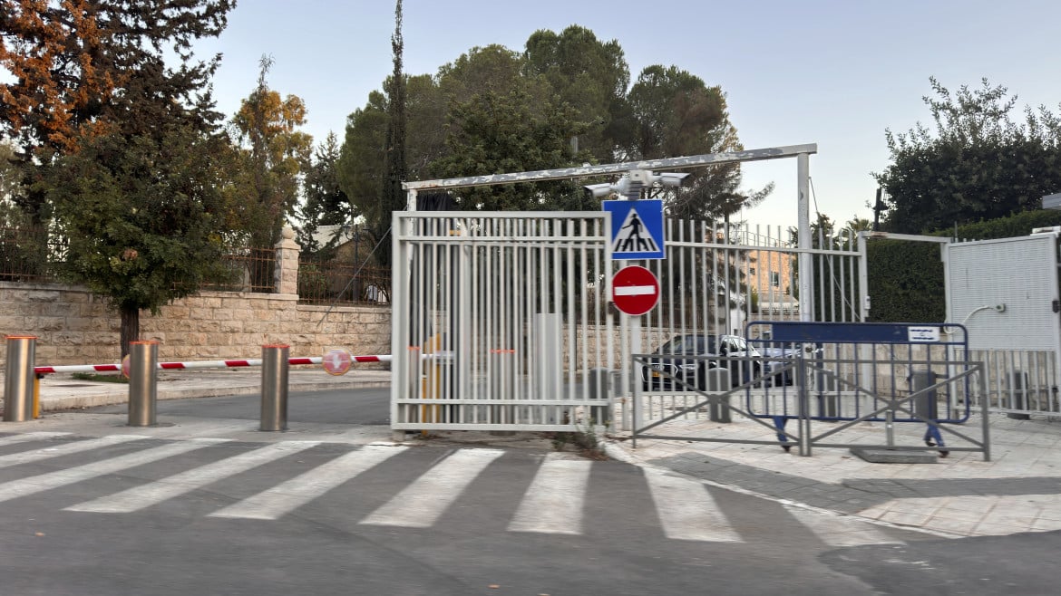 foto dei cancelli attorno alla residenza di Netanyahu a Gerusalemme