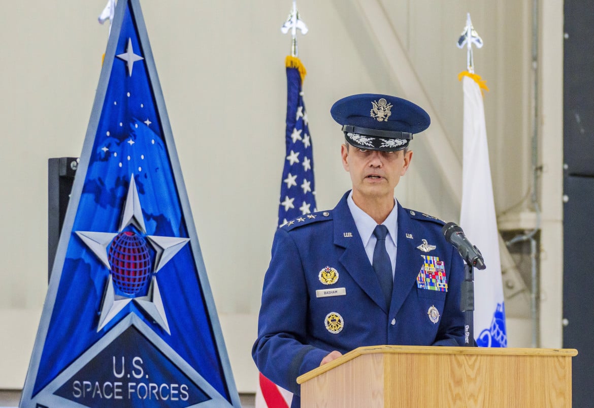 Il vicecomandante delle forze americane in Europa all'inaugurazione del comando europeo della Space Force nella base di Ramstein in Germania, foto dpa via Ap