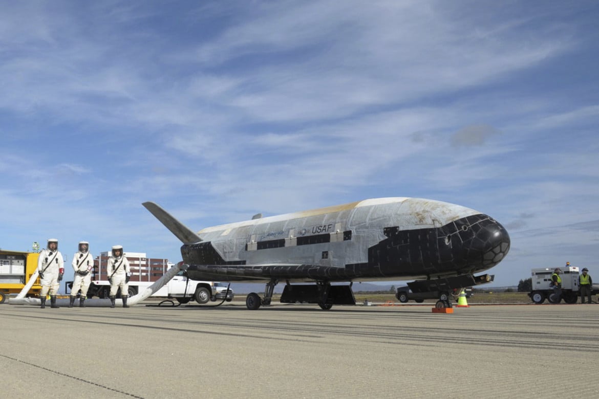 Foto senza data dell'X-37B al Kennedy Space Center in Florida. Il velivolo dell'aviazione Usa è decollato per una missione segreta il 28 dicembre 2023