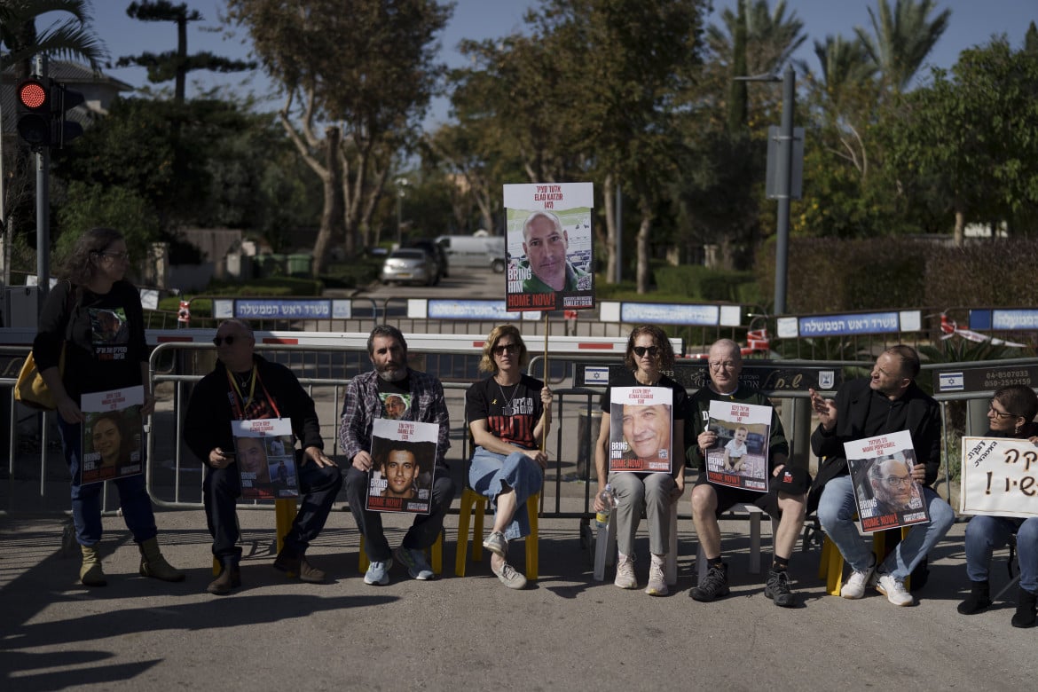 Portesta dei parenti degli ostaggi di Hamas davanti alla casa di Netanyahu a Cesarea, foto Leo Correa /Ap