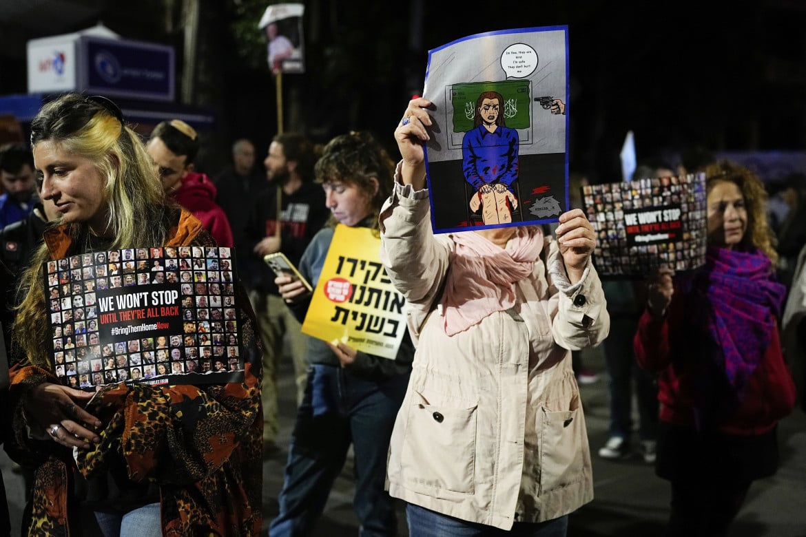 La protesta dei parenti degli ostaggi di Hamas davanti alla casa di Netanyahu a Gerusalemme, foto Ap