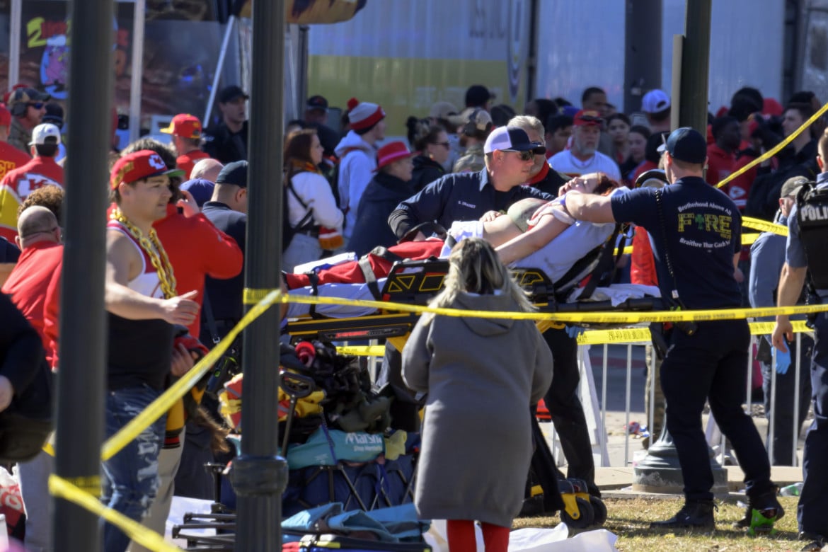 foto di una donna soccorsa dopo la sparatoria alla festa dei Kansas City Chiefs