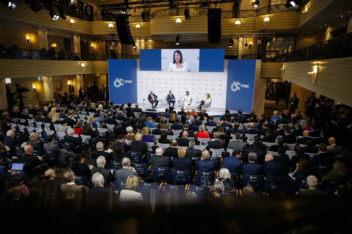 Un dibattito tra i ministri Blinken (Usa) e Baerbock (Germania) alla Conferenza di Monaco, foto dpa via Ap