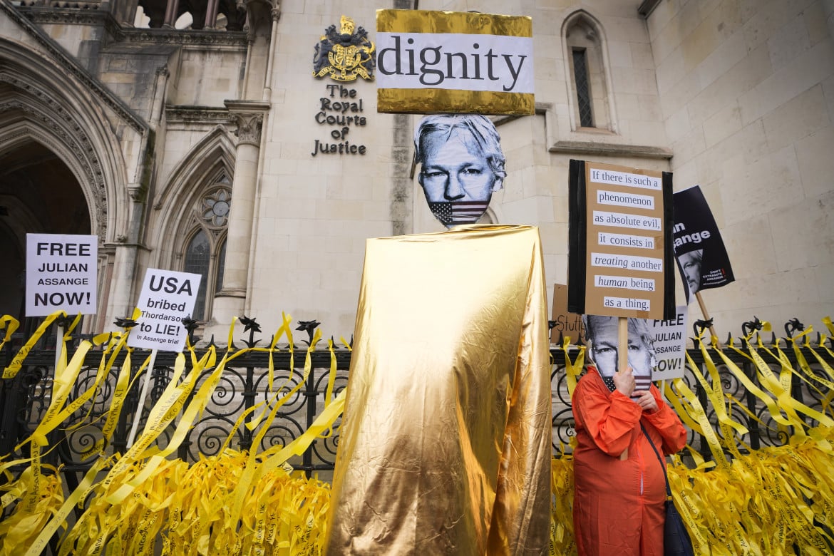 Dimostranti pro-Assange ieri di fronte alla Royal Courts of Justice di Londra