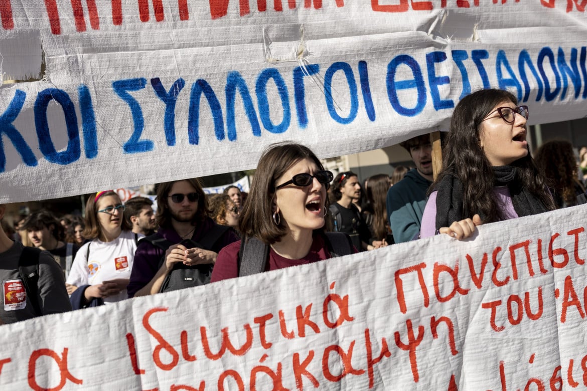 La lotta degli studenti greci, in piazza in difesa dell’università pubblica