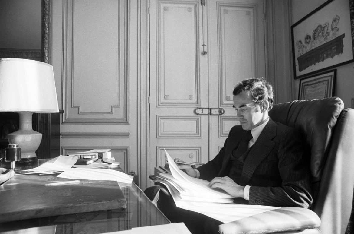 Robert Badinte rnel suo studio a Parigi, nel marzo 1976