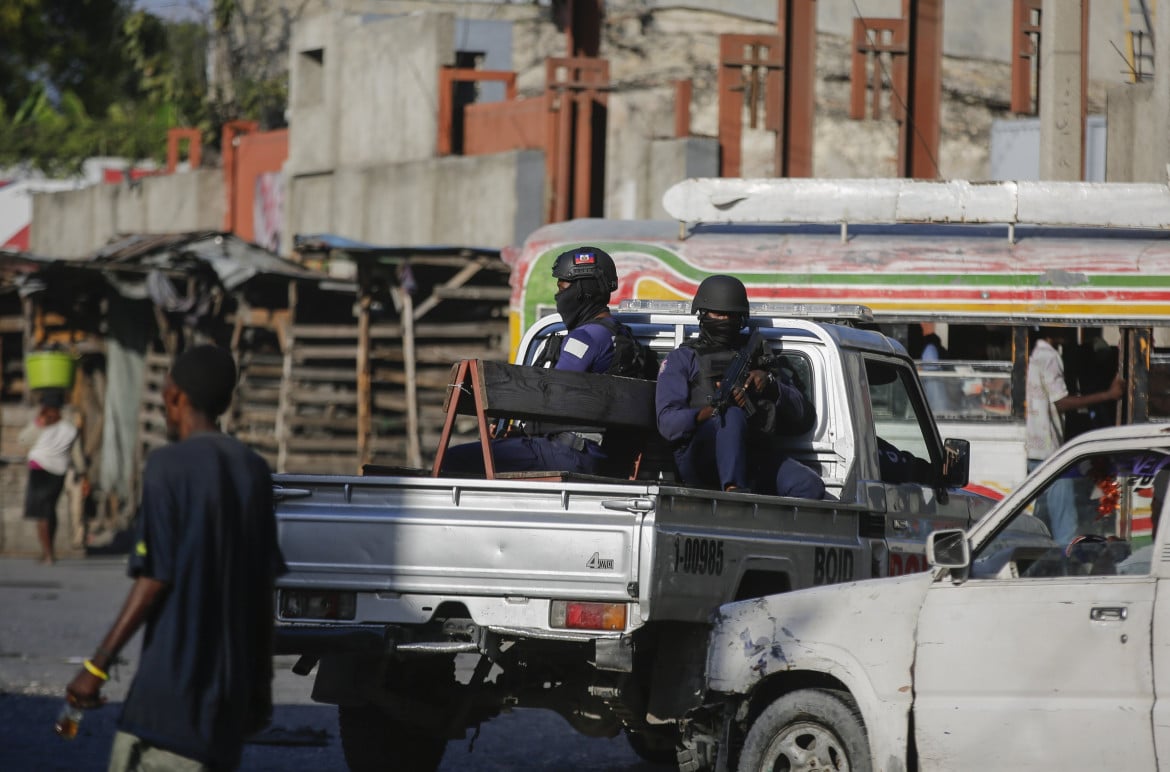 La polizia pattuglia le strade del centro di Port-au-Prince, Haiti, lunedì 22 gennaio 2024 (AP Photo/Odelyn Joseph)