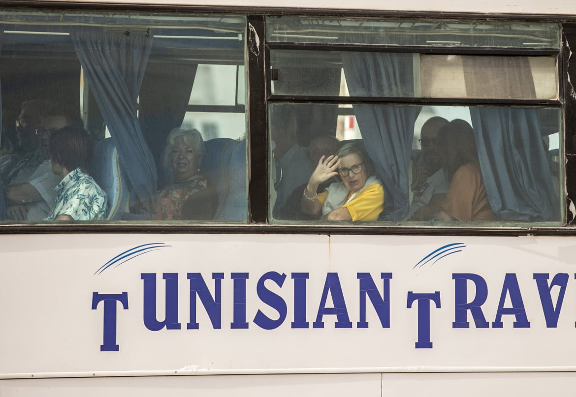 Un gruppo di europei su un bus turistico a Tunisi foto Getty Images/Yassine Gaidi