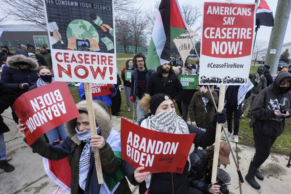 Proteste contro il presidente Biden e a favore del cessate il fuoco a Gaza, in Michigan (Foto Ap)