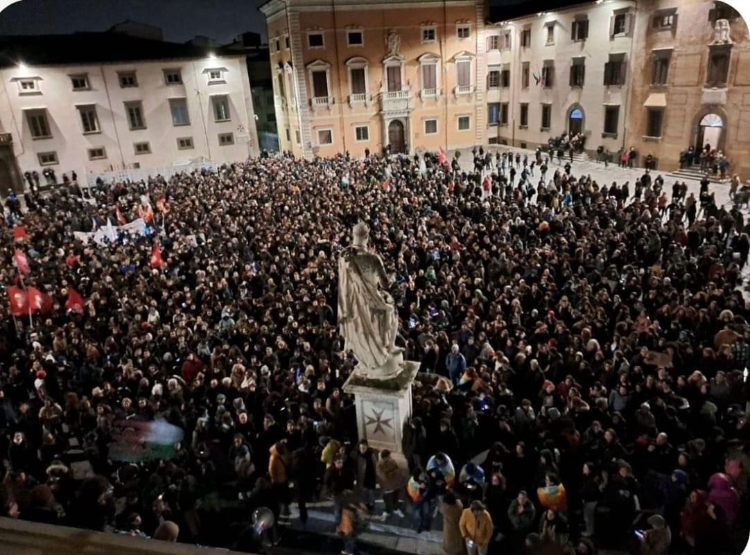 Pisa, la manifestazione in piazza dei Cavalieri in solidarietà con gli studenti manganellati