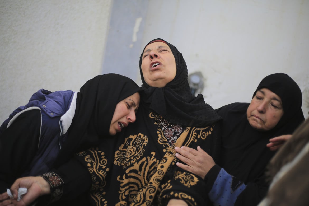 Donne palestinesi piangono i loro cari uccisi in un bombardamento israeliano sulla città di Rafah