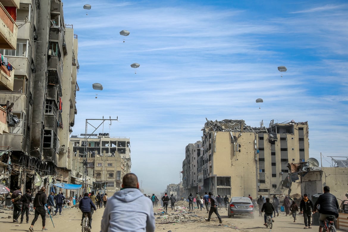Aiuti umanitari vengono lanciati su Gaza foto Getty Images