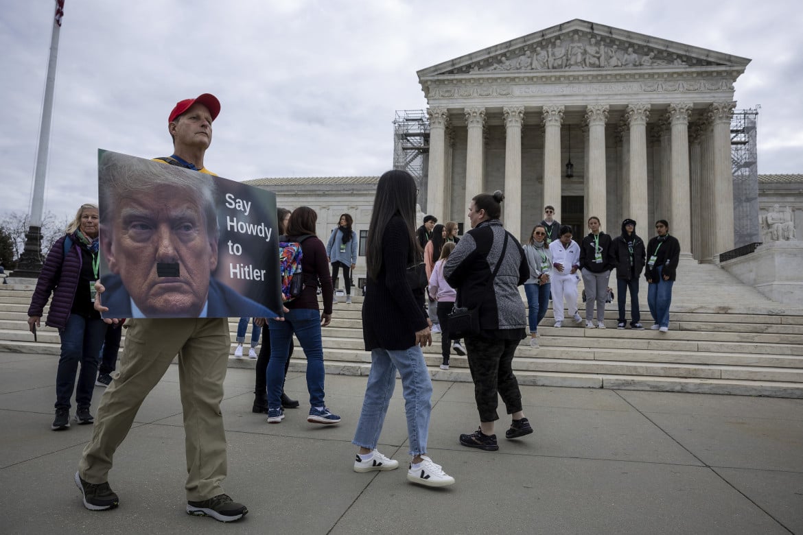 Washington, manifestanti anti-Trump davanti alla Corte suprema