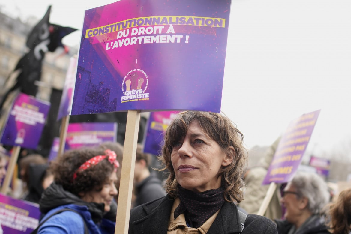 Parigi, la manifestazione per l’8 marzo 2023 foto Ap