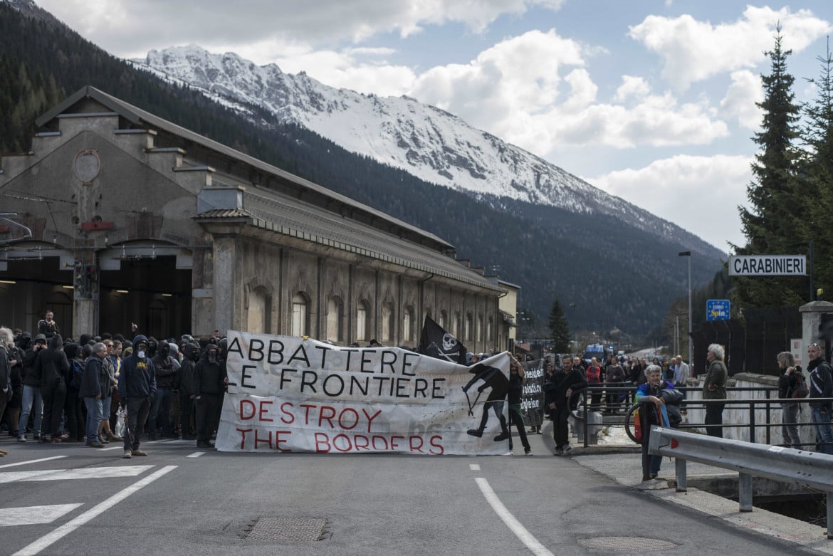 La manifestazione "Abbattere le frontiere" del 7 maggio 2016 davanti alla stazione del Brennero